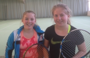 Prisca Jeschke (rechts) musste sich erst im Finale des Junior Masters gegen Lena Heerspink aus Emlichheim mit 6:7;1:6 geschlagen geben.