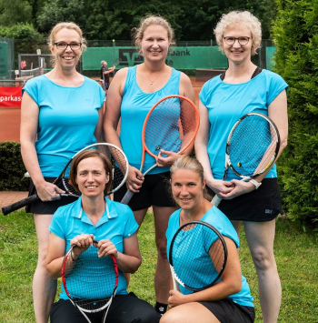 stehend v.l.: Susanne Borkmann, Franzi Schütze, Sandra Geßmann; hockend v. l.: Katja Borgmann, Franni Krimpmann - Foto: Eickholt