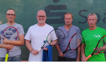 Das Organisationsteam des Leistungsklassen-Turniers: (v.l.) Steffen von der Brüggen, Olaf Hartmann (Sparkasse und Vereinsvorsitzender), Rüdiger Kexel und Thomas Rulle. (SG GW Telgte)