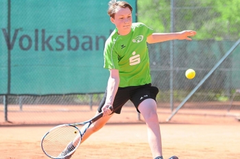 Nachwuchsspieler Nils Müller gewann sein Einzel für die Telgter Herren in zwei Sätzen.