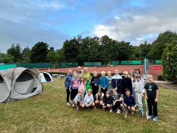 Tennis-Kids zelten auf der Anlage