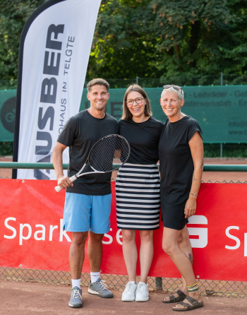v.l.: Turnierleiter Gerrit Kisters, Lisa Depenwisch (Sparkasse) und Sportwartin Heike Eickholt