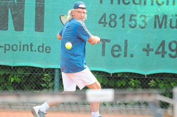 Martin Moriße gewann das Topeinzel für die Telgter Herren 55 in zwei Sätzen.  - Foto: Aumüller