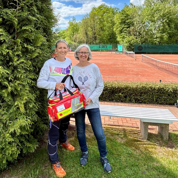 Die 1. Vorsitzende Cornelia Meyer (rechts) und Sportwart Heike Eickholt (links) präsentieren die neue Erste-Hilfe-Tasche