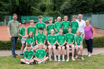Links: Steffen Podeswa, rechts: Andreas Demmer und Franziska Krimpmann - Ein Teil der Tennisjugend bei der Übergabe am Tennisclub - Foto: Heike Eickholt