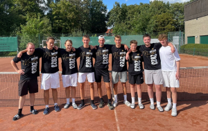 Den Aufstieg in die Bezirksliga feierten (v.l.) Martin Pöpping, Nils Kutscher, Nils Müller, Luca Samel, Frank Samel, Niclas Samel, Leonard Walkenfort, Hanno Hartmann und Julius Hardes.