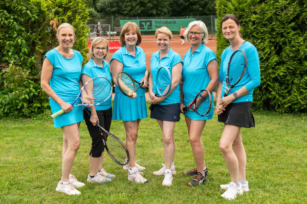Damen 50 nach wie vor auf Aufstiegskurs: v.l.: Ingeborg Vornhusen, Irene Matthey, Jutta Podeswa, Britta Schönhofen, Cornelia Meyer, Anja Schlenker, es fehlt: Melanie Westhues - Foto: Heike Eickholt