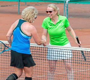 Susanne Borkmann (r.) gewann souverän mit 6:0, 6:1 gegen Susanne Knappheide - Foto: Heike Eickholt 
