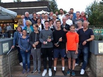 Nach einigen spannenden Finals feierten die Mitglieder des Telgter Tennisclubs am Abend mit ihren neuen Vereinsmeistern.