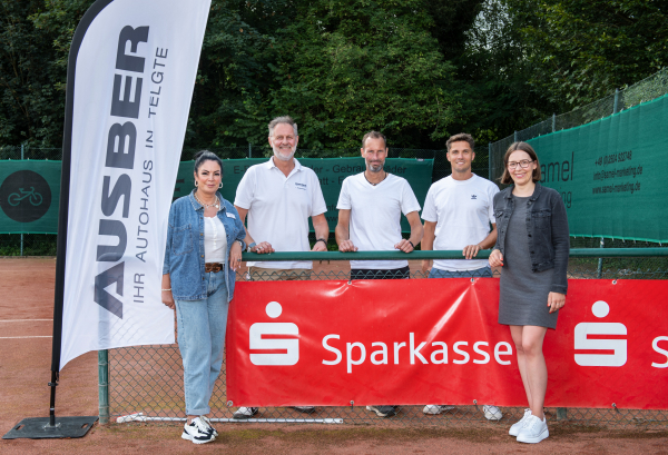 v.l.: Ulrike Sander-Schopen und Ludger Hunkenschröder (Ausber), Frank Samel (SG Grün-Weiß Telgte), Gerrit Kisters (SG Grün-Weiß Telgte) und Lisa Depenwisch (Sparkasse)